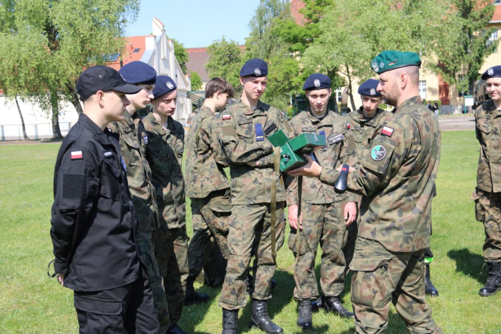 Uczniowie i studenci na zajęciach w toruńskim Centrum Artylerii