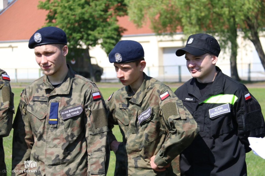 Uczniowie i studenci na zajęciach w toruńskim Centrum Artylerii