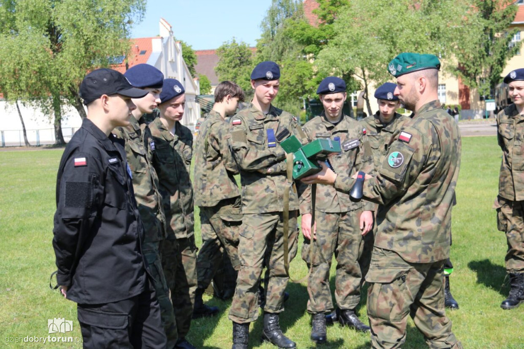 Uczniowie i studenci na zajęciach w toruńskim Centrum Artylerii
