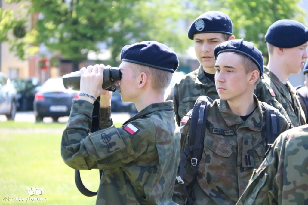 Uczniowie i studenci na zajęciach w toruńskim Centrum Artylerii