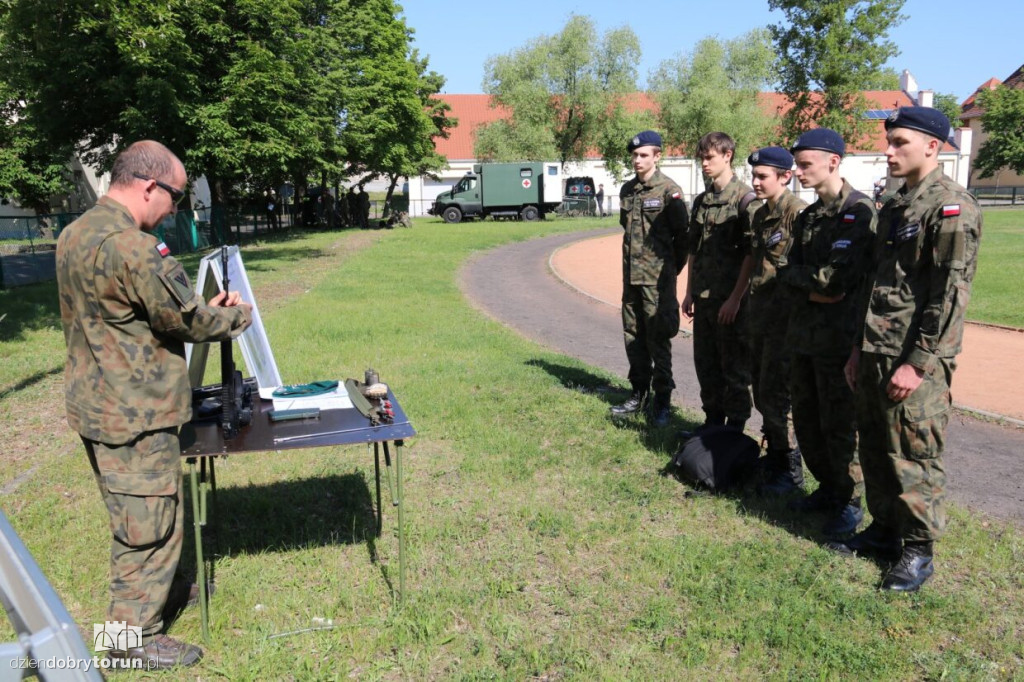 Uczniowie i studenci na zajęciach w toruńskim Centrum Artylerii