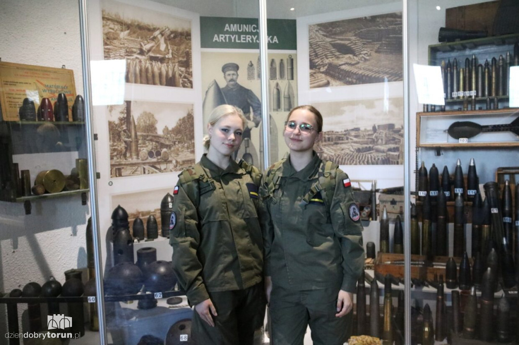 Uczniowie i studenci na zajęciach w toruńskim Centrum Artylerii