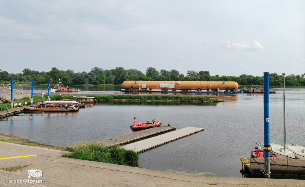 Transport barek na Wiśle w Toruniu