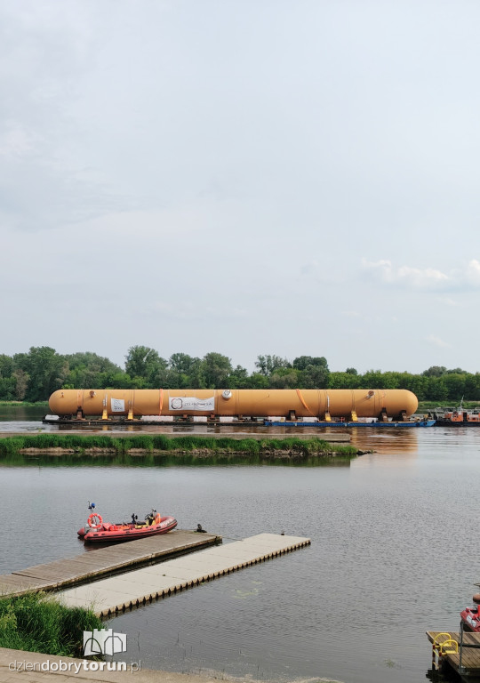 Transport barek na Wiśle w Toruniu