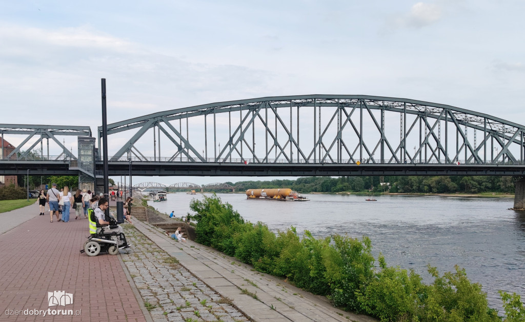 Transport barek na Wiśle w Toruniu