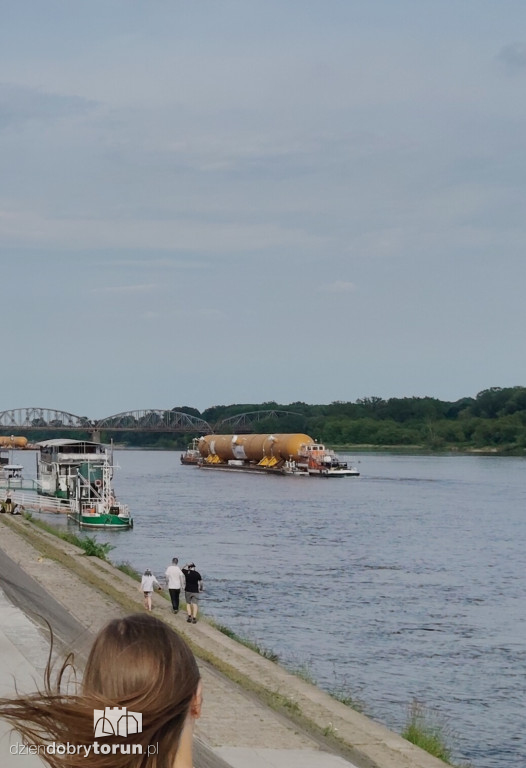 Transport barek na Wiśle w Toruniu