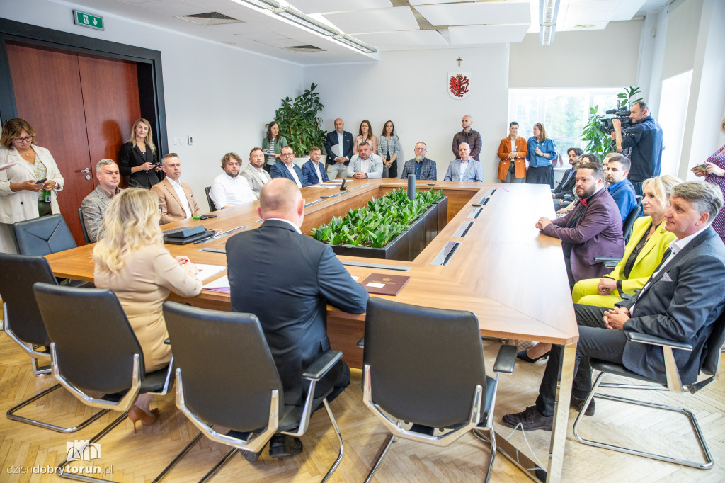 Podpisanie umowy na nowe autobusy