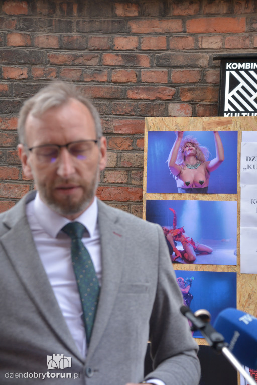 Konferencja pod Kombinatem Kultury