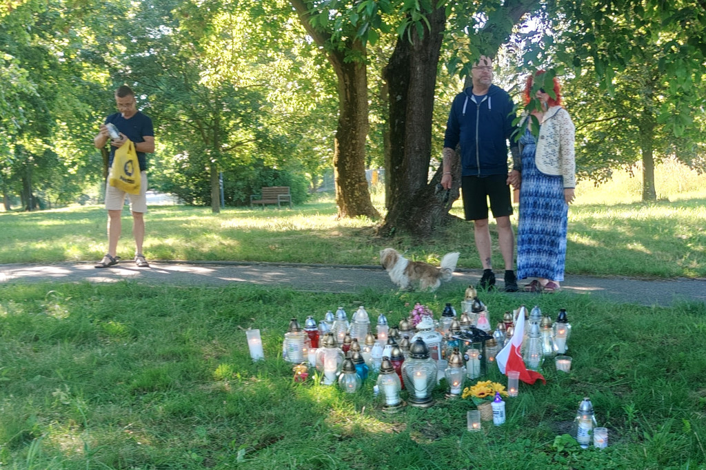 W Parku Glazja przybywa zniczy