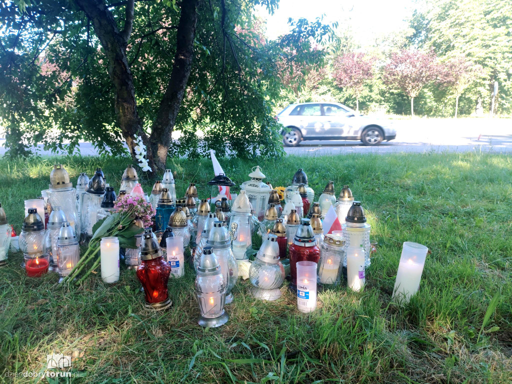 W Parku Glazja przybywa zniczy