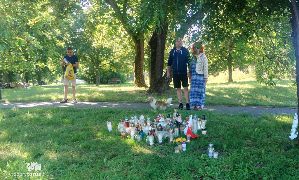 W Parku Glazja przybywa zniczy