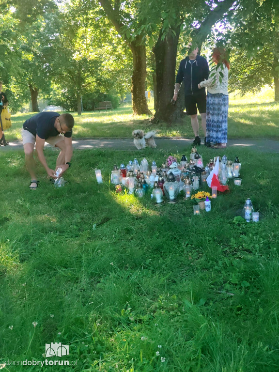 W Parku Glazja przybywa zniczy