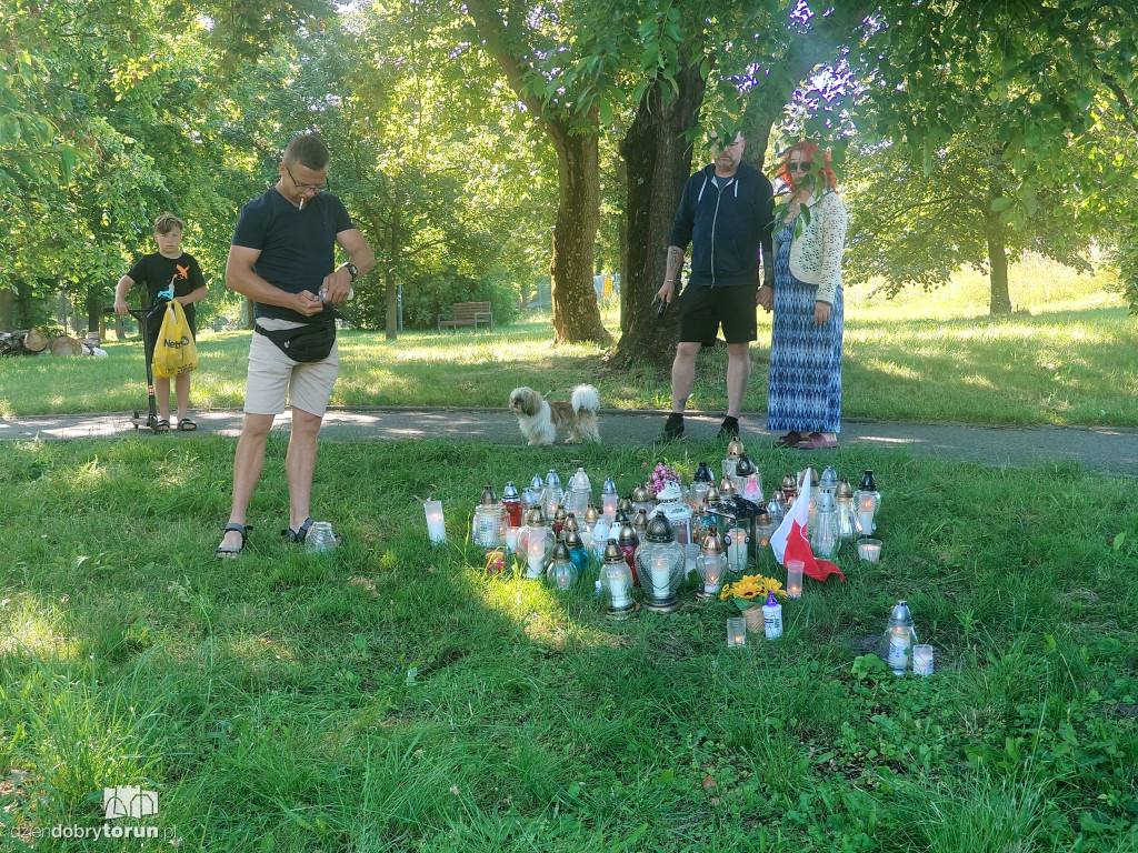 W Parku Glazja przybywa zniczy