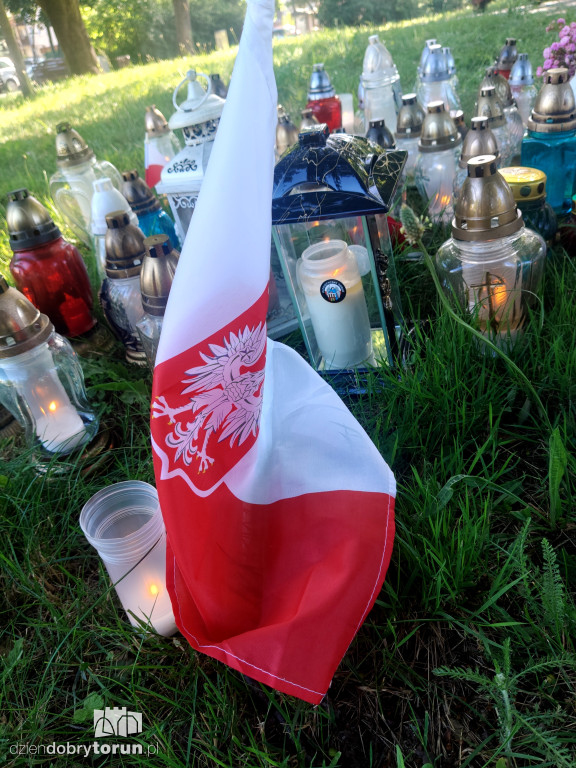 W Parku Glazja przybywa zniczy