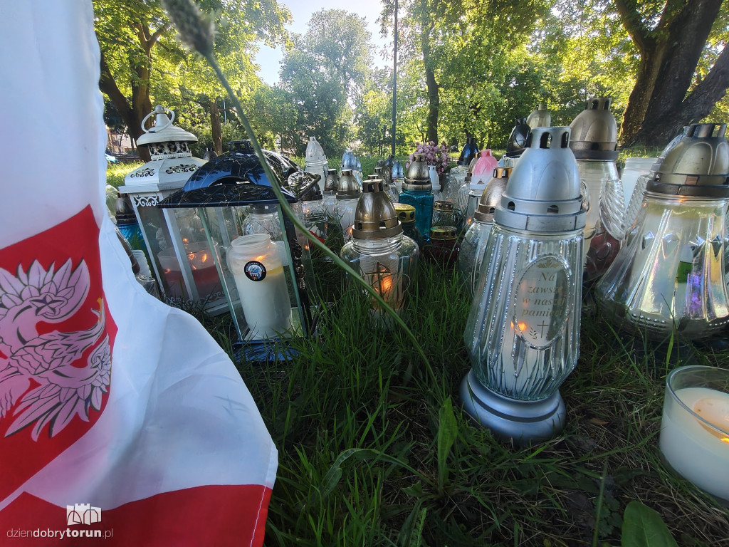 W Parku Glazja przybywa zniczy