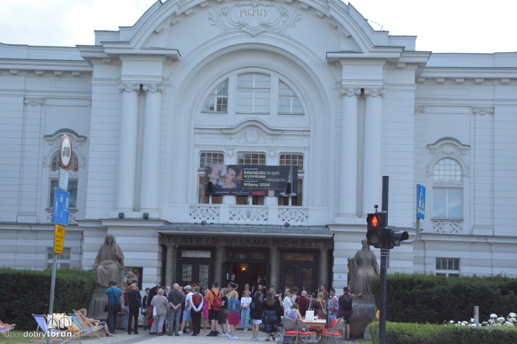 Wyprzedaż kostiumów w Teatrze Horzycy