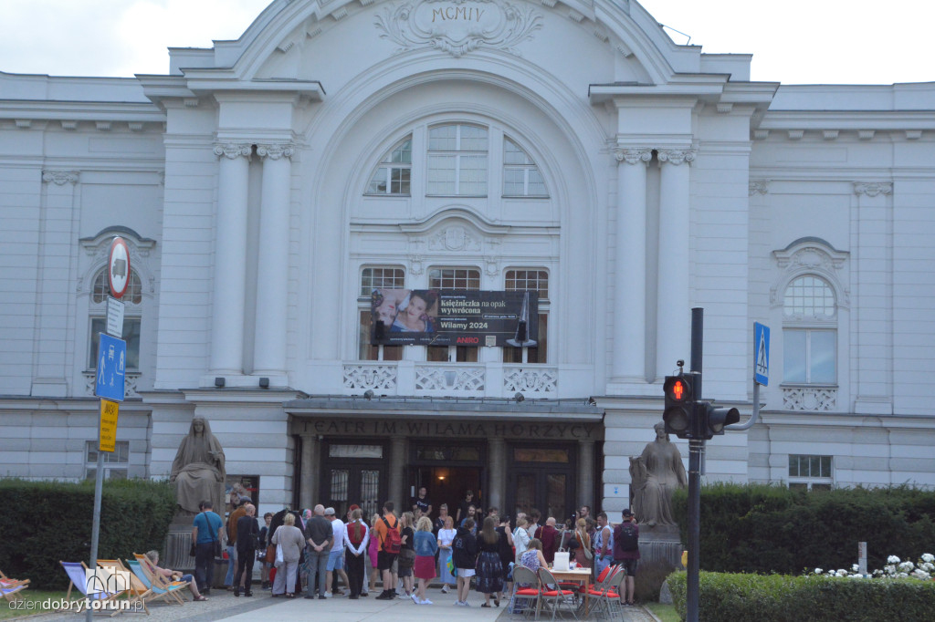 Wyprzedaż kostiumów w Teatrze Horzycy