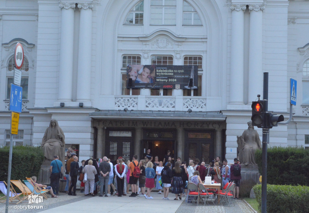 Wyprzedaż kostiumów w Teatrze Horzycy