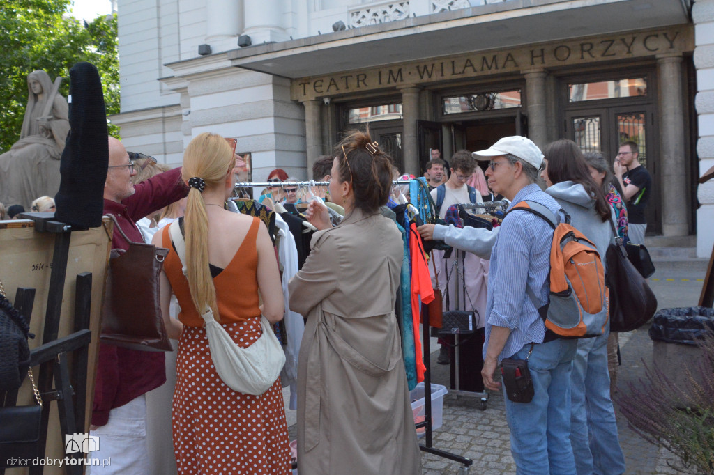 Wyprzedaż kostiumów w Teatrze Horzycy
