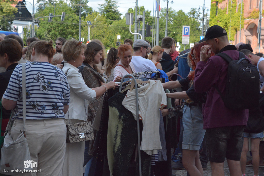 Wyprzedaż kostiumów w Teatrze Horzycy