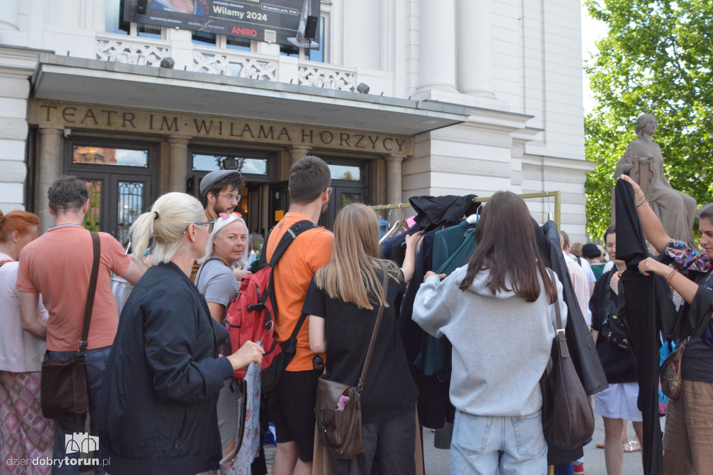 Wyprzedaż kostiumów w Teatrze Horzycy