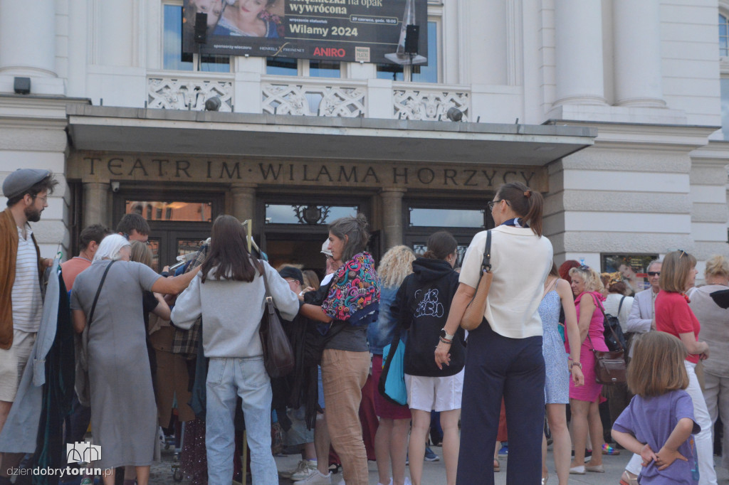 Wyprzedaż kostiumów w Teatrze Horzycy