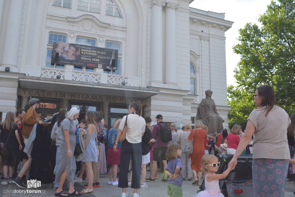 Wyprzedaż kostiumów w Teatrze Horzycy