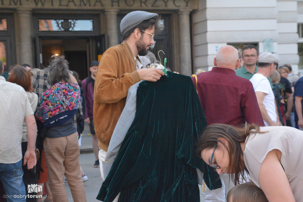 Wyprzedaż kostiumów w Teatrze Horzycy