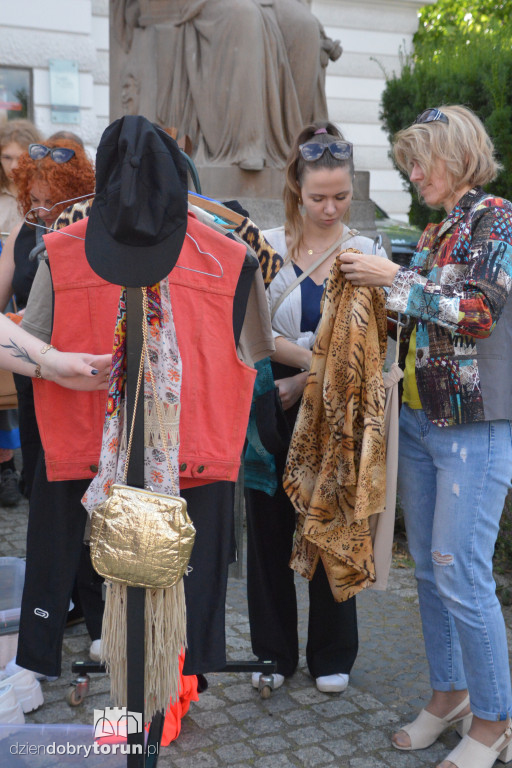 Wyprzedaż kostiumów w Teatrze Horzycy