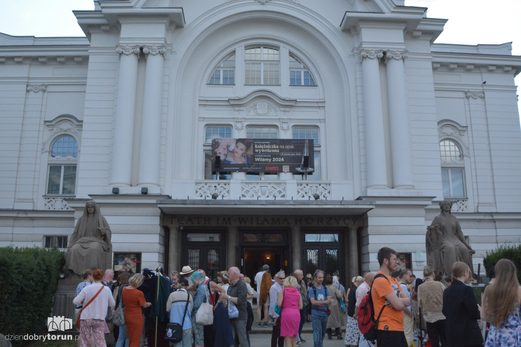 Wyprzedaż kostiumów w Teatrze Horzycy