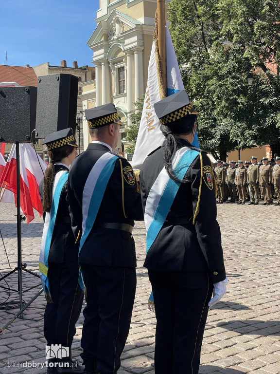 Oficerska promocja na toruńskim rynku