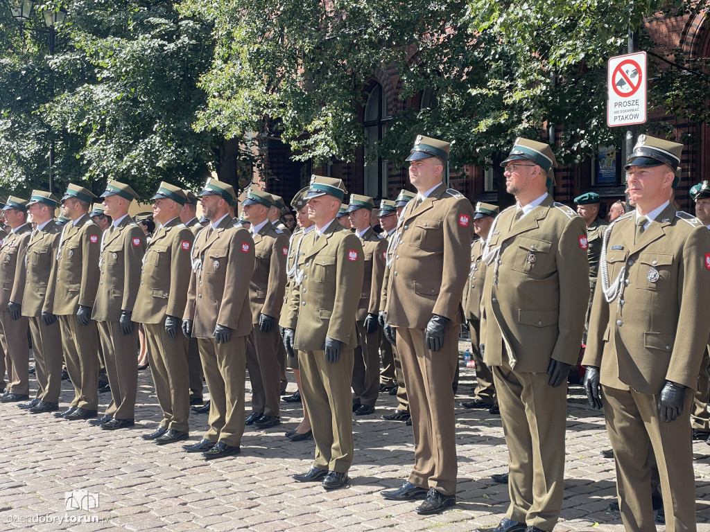 Oficerska promocja na toruńskim rynku