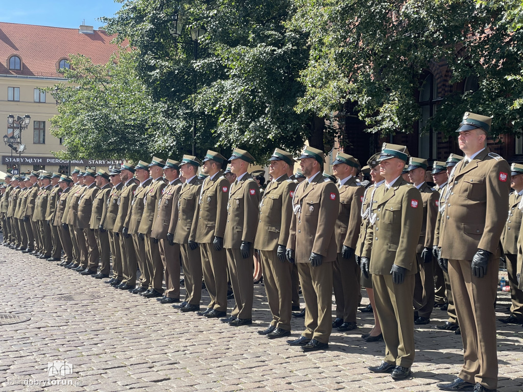 Oficerska promocja na toruńskim rynku