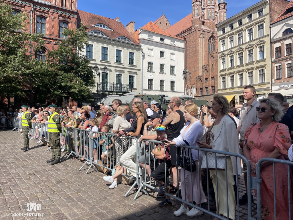 Oficerska promocja na toruńskim rynku