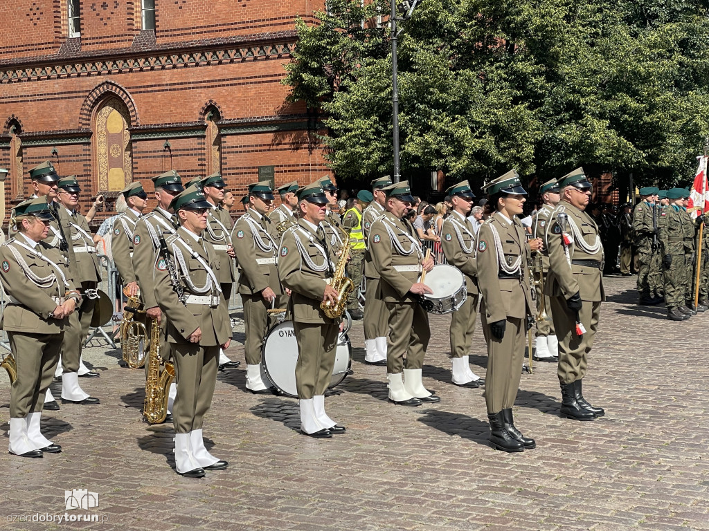 Oficerska promocja na toruńskim rynku