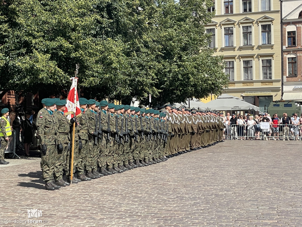 Oficerska promocja na toruńskim rynku