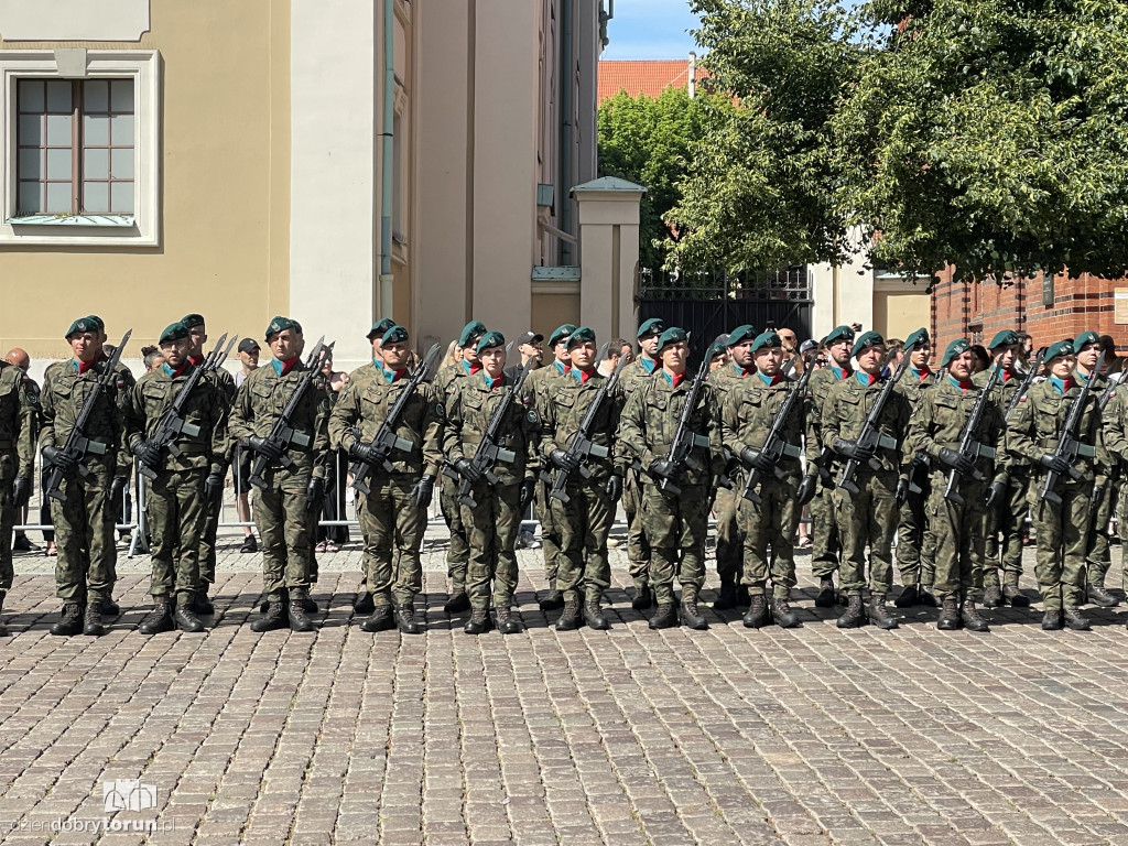 Oficerska promocja na toruńskim rynku