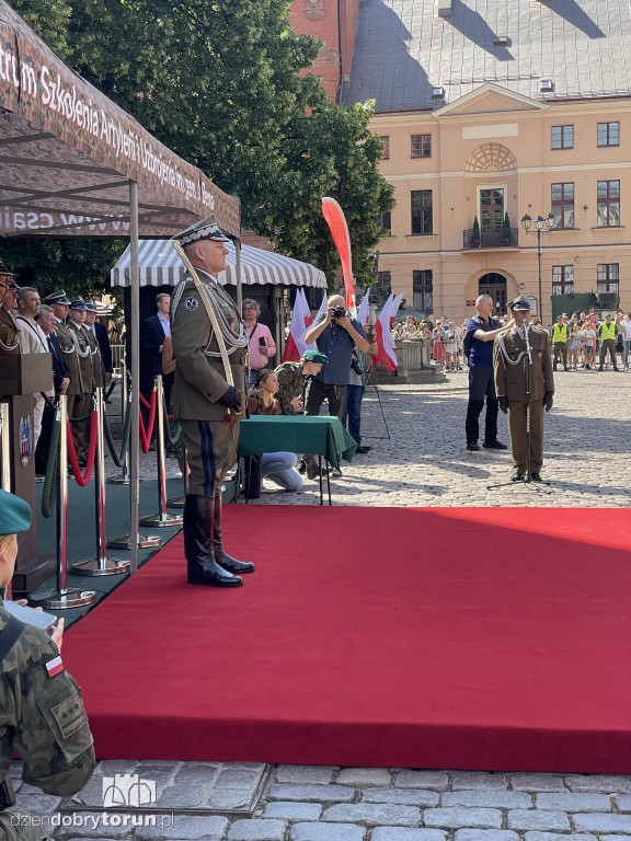 Oficerska promocja na toruńskim rynku