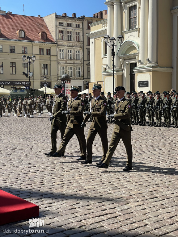 Oficerska promocja na toruńskim rynku