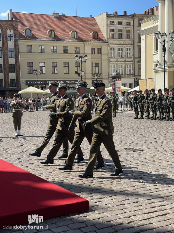Oficerska promocja na toruńskim rynku
