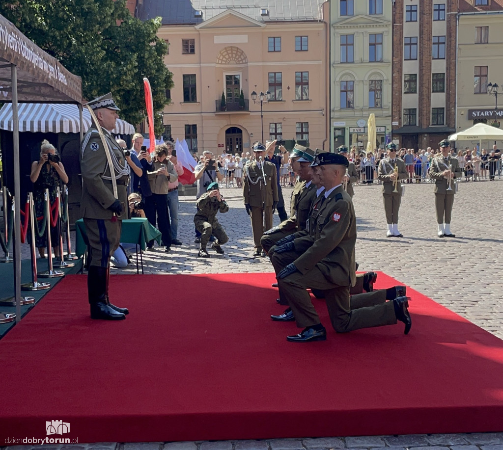 Oficerska promocja na toruńskim rynku