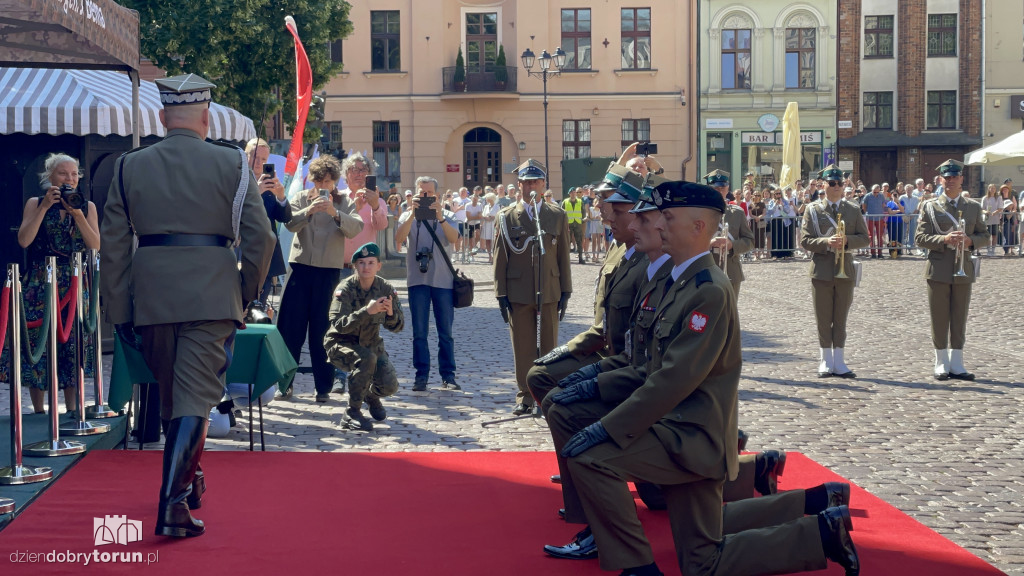 Oficerska promocja na toruńskim rynku