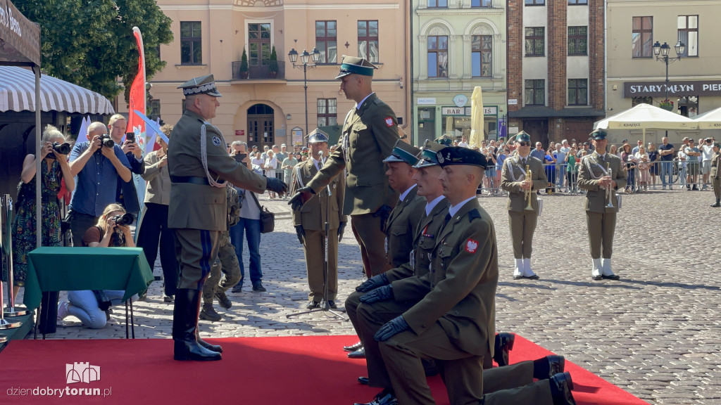 Oficerska promocja na toruńskim rynku