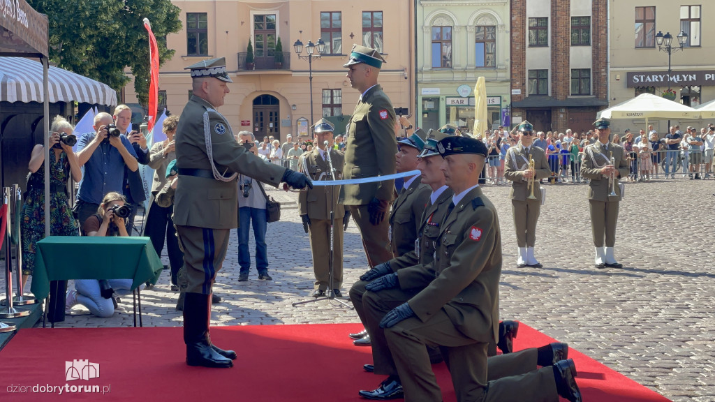 Oficerska promocja na toruńskim rynku
