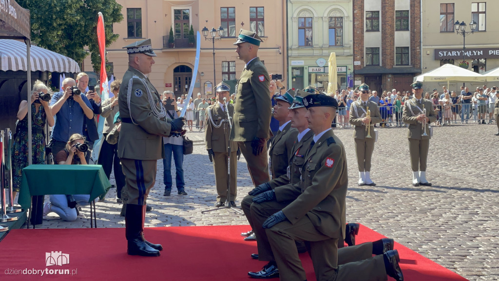 Oficerska promocja na toruńskim rynku