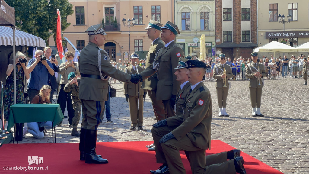 Oficerska promocja na toruńskim rynku