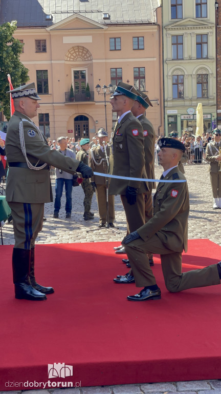 Oficerska promocja na toruńskim rynku