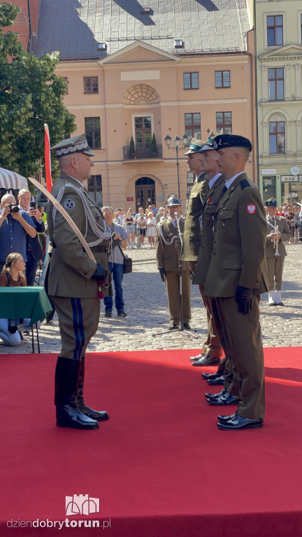 Oficerska promocja na toruńskim rynku