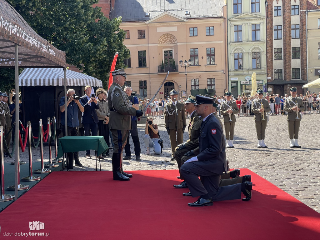 Oficerska promocja na toruńskim rynku