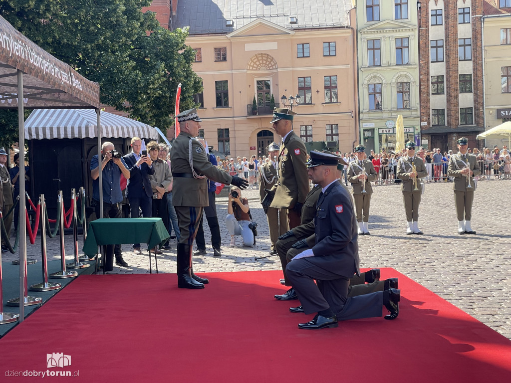 Oficerska promocja na toruńskim rynku